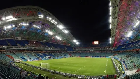 巴塞罗那与马竞国王杯对决4-4平，拉菲尼亚双响索尔洛特读秒绝杀，话题热议