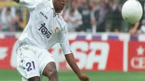 “阿贾克斯3-0大胜多特，罗伊斯点球入网，胡梅尔斯染红，欧冠小组赛四轮综述”